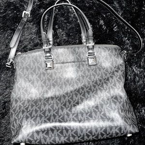 Like new condition Michael Kors Handbag Purse Signature MK Bag.